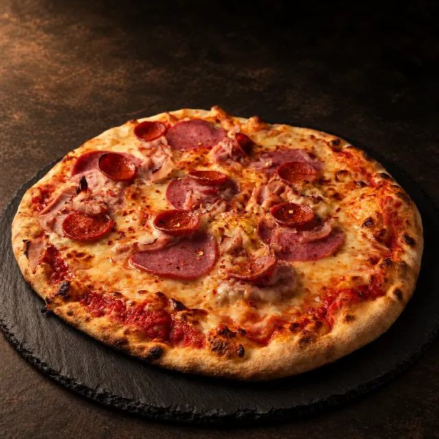Unsere Pizza Giuliano mit Salami, Schinken und Peperoniwurst