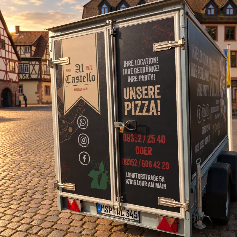 Die Rückseite unseres Pizzawagens in der Lohrer Altstadt