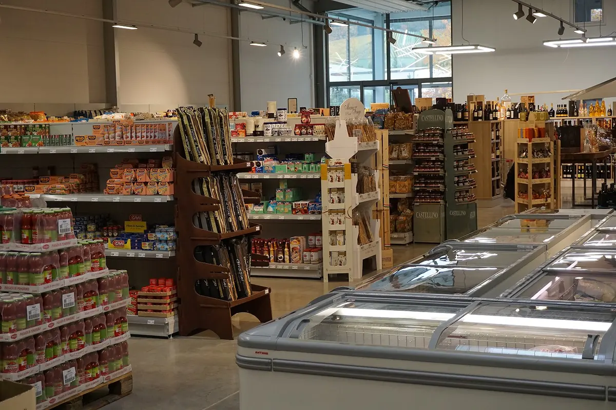 Originalaufnahme aus dem Hoffmann-Abholmarkt mit großem Lebensmittelsortiment