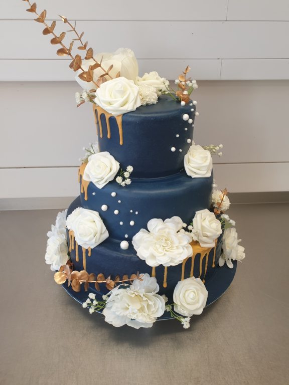 Individuelle mehrstöckige Hochzeitstorte in Blau mit goldenen Details