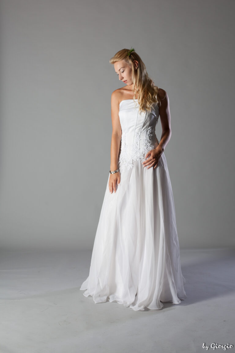 Braut im weißen Kleid mit seitlich gestyltem langem Haar, Foto by Ciro
