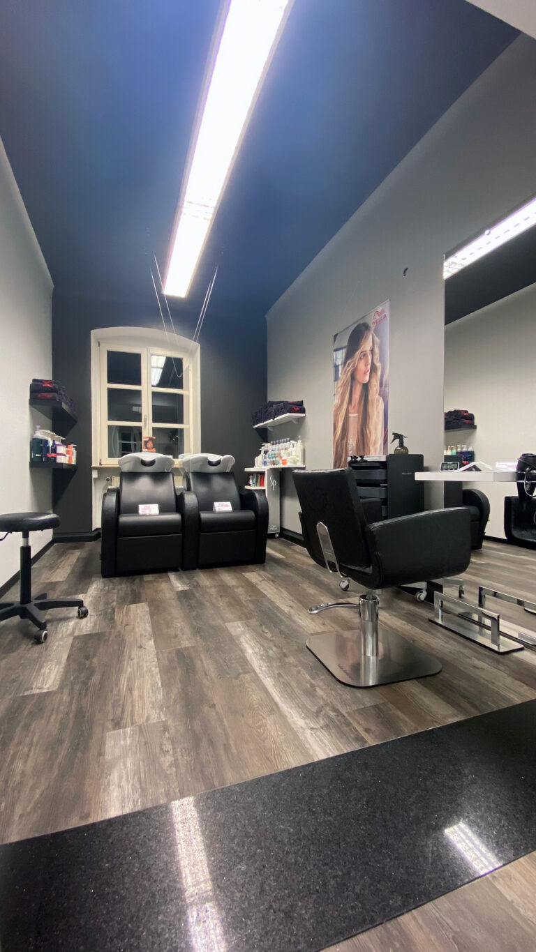 Waschplätze und Holzboden im Salon