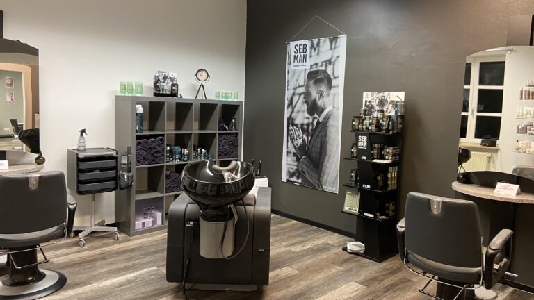 Friseurstuhl und Stylingplatz im Salon Röder