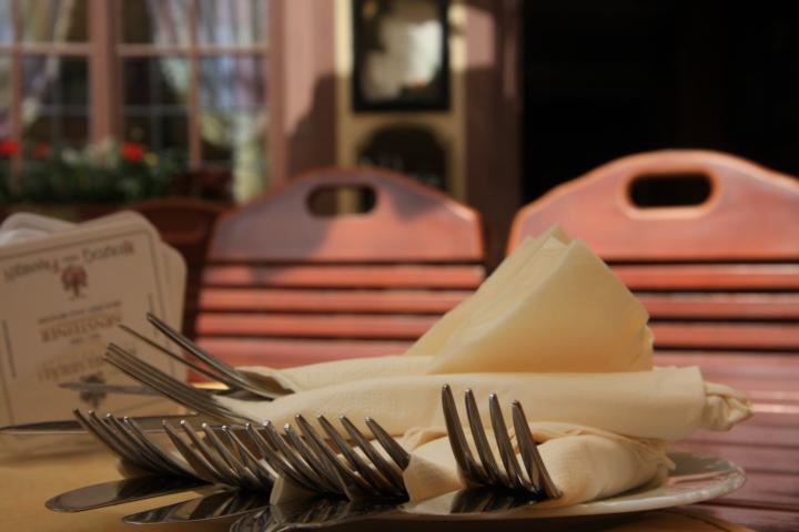 Eingedeckter Tisch auf der Terrasse des Schönbrunnen
