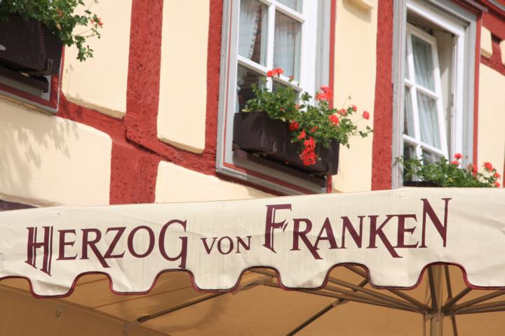 Sonnenschirm vor dem Fachwerkhaus