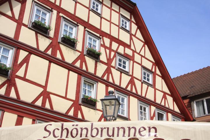 Fachwerkfassade des Gasthauses Schönbrunnen in Lohr am Main