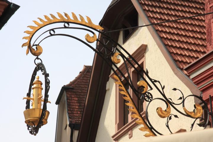 Der kunstvoll geschmiedete Ausleger des Gasthauses Schönbrunnen