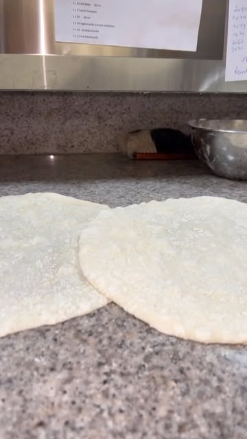Frisch ausgerollte Teigfladen in Alis Küche